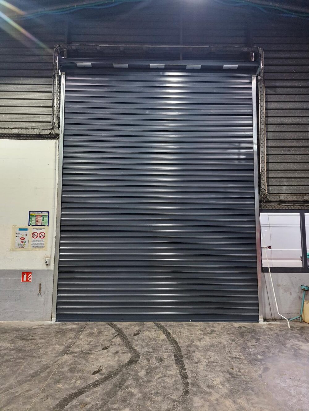 Rideau métallique de commerce installé à Bordeaux